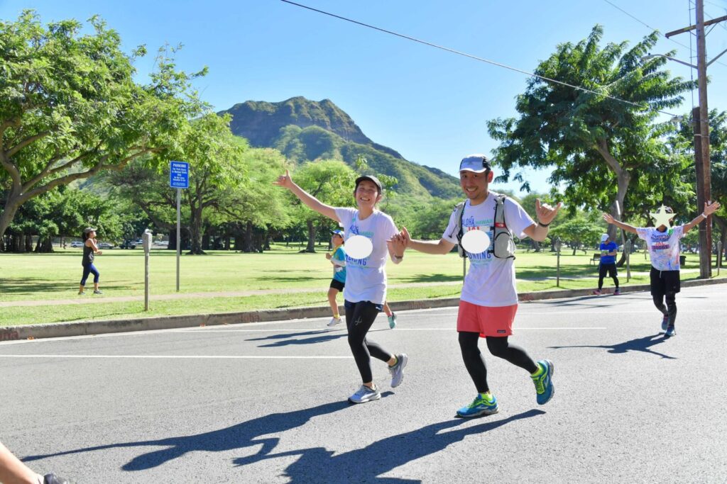 ダイヤモンドヘッドを背景に