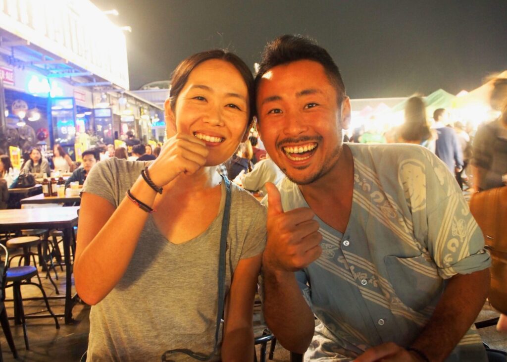 タイ バンコクのナイトマーケット ラチャダー鉄道市場にて