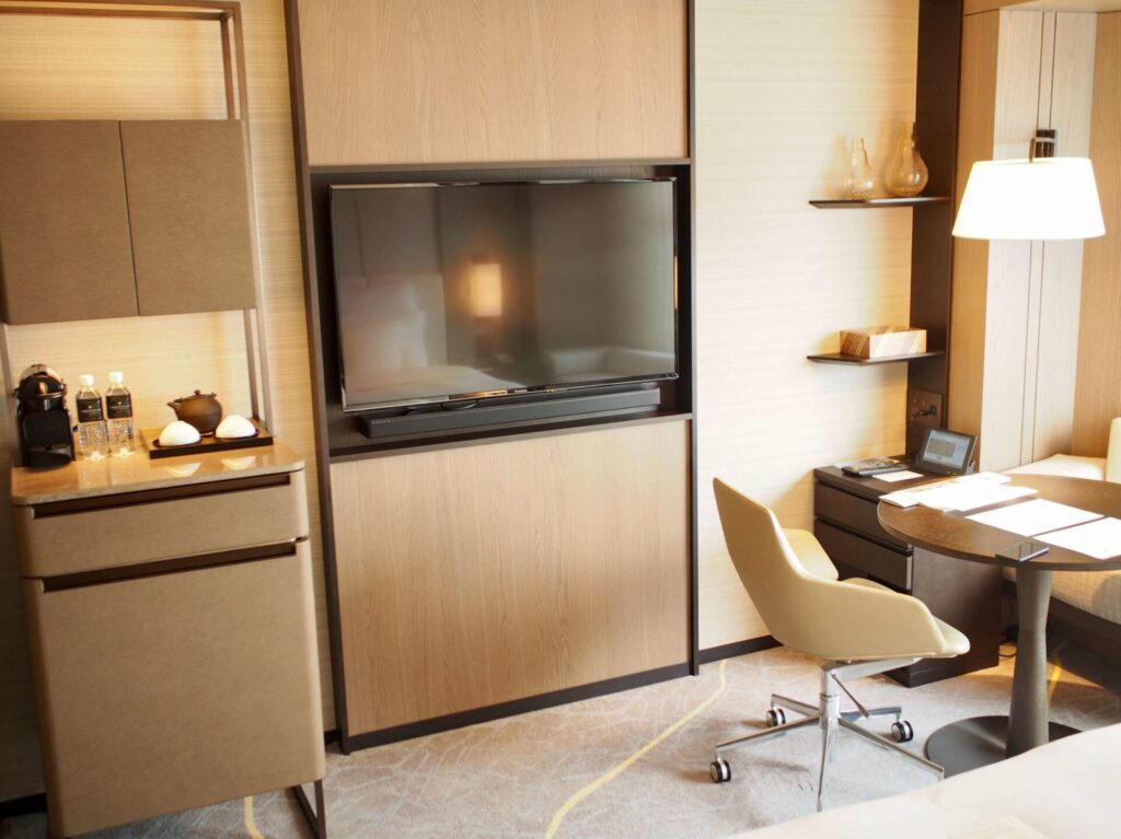 クラブインターコンチネンタルルーム テレビとデスク