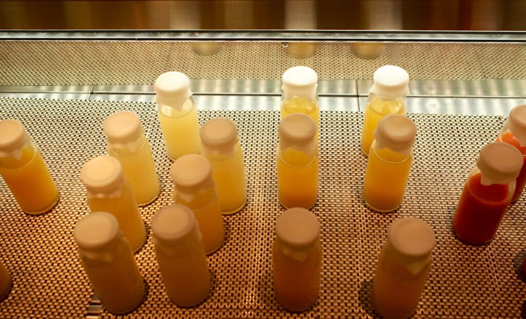 朝食の果物ジュースとスムージー