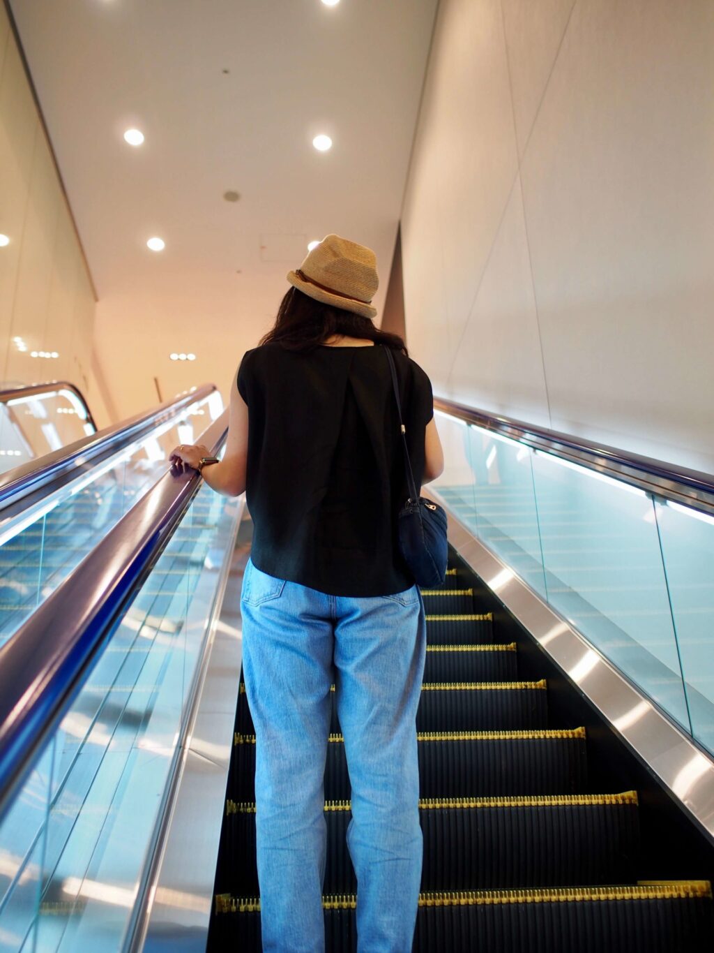 ANAラウンジへのエスカレーター