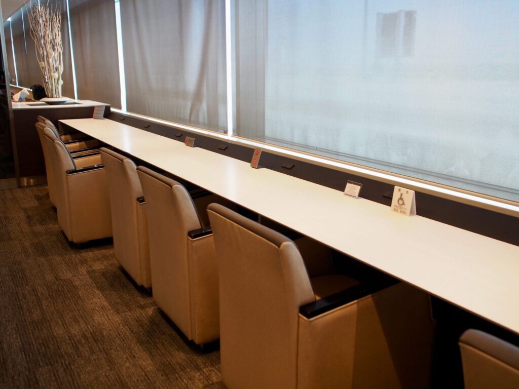 ANAラウンジの座席(駐機場を眺められるカウンター席)