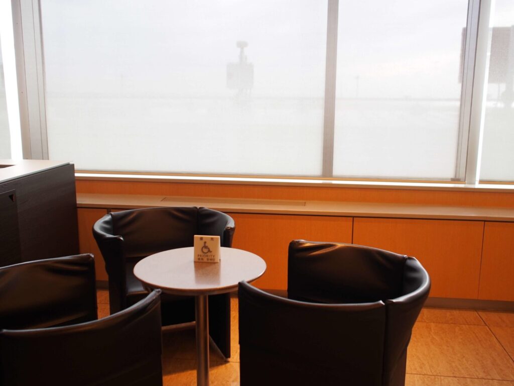 ANAラウンジの座席(車椅子優先席)