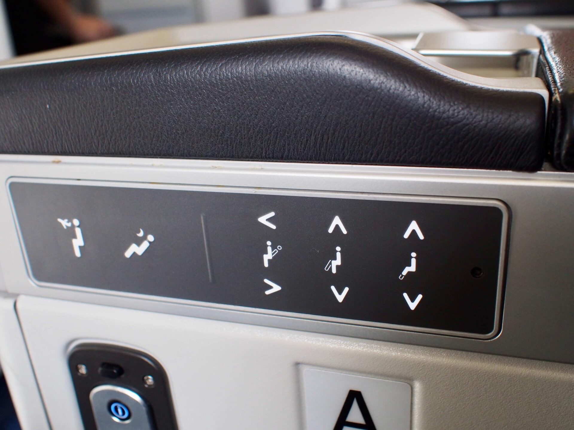 ANAプレミアムクラスシートのリクライニングボタン