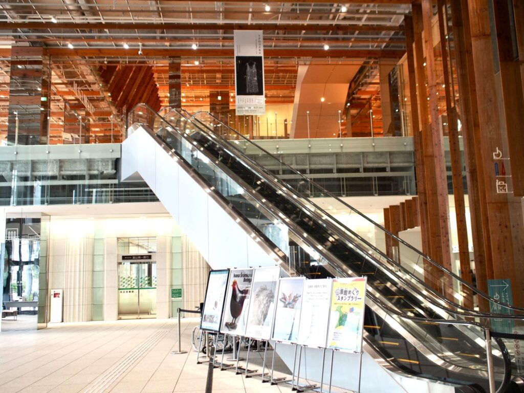 富山市ガラス美術館 エスカレーター