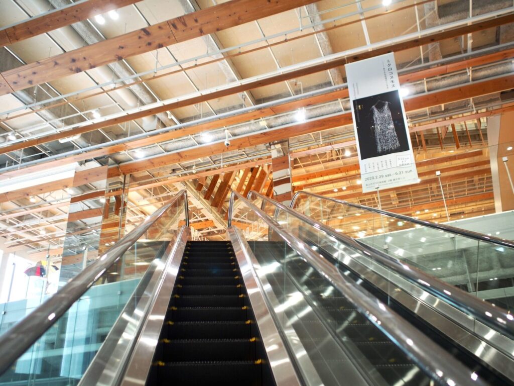 富山市ガラス美術館 エスカレーター
