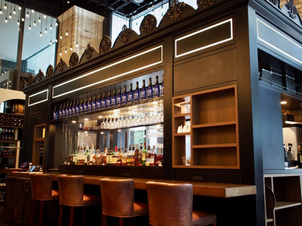GoToEat Dining&Bar LAVAROCK バーカウンター
