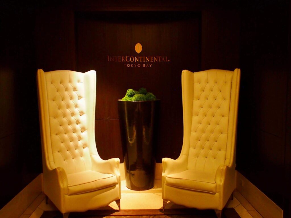インターコンチネンタル東京ベイ エレベーター前の椅子