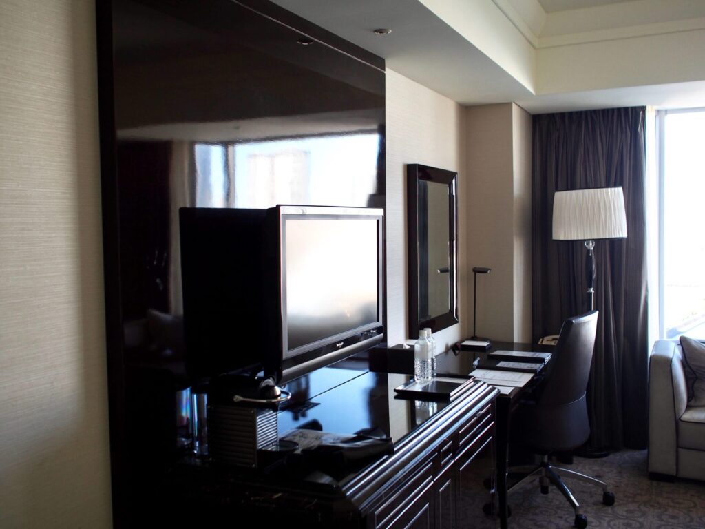 インターコンチネンタル東京ベイ クラブルーム テレビとデスク