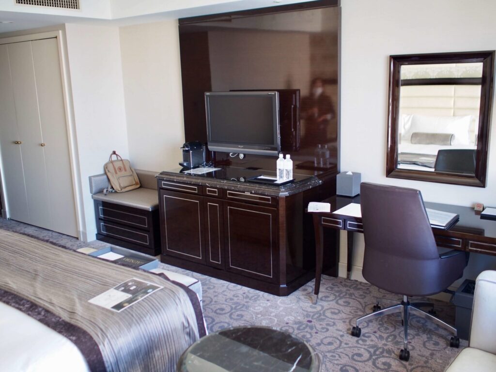 インターコンチネンタル東京ベイ クラブルーム テレビとデスク