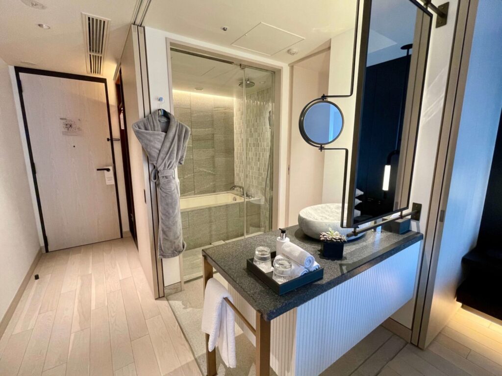 キンプトン新宿東京 バスルームと入り口