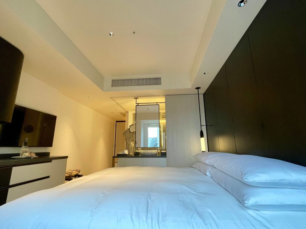 キンプトン新宿東京 ソファーから室内の眺め