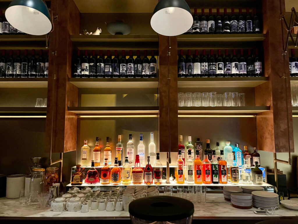 キンプトン新宿東京 イブニングソーシャルアワー バーカウンター