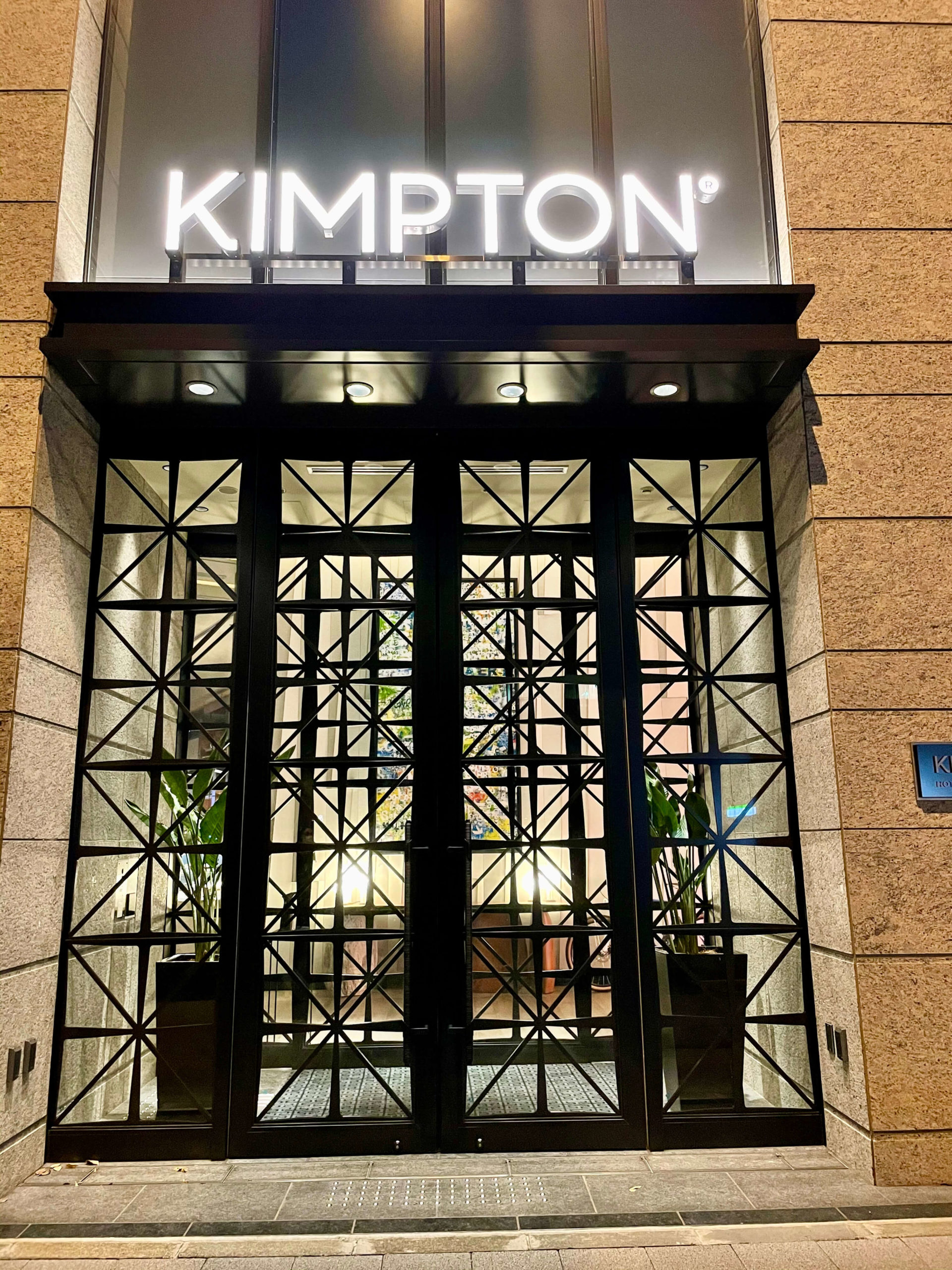 キンプトン新宿東京 正面玄関