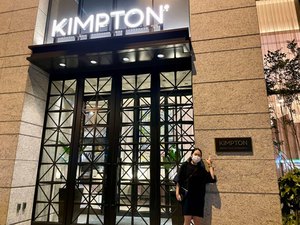 夜のキンプトン新宿東京のエントランス