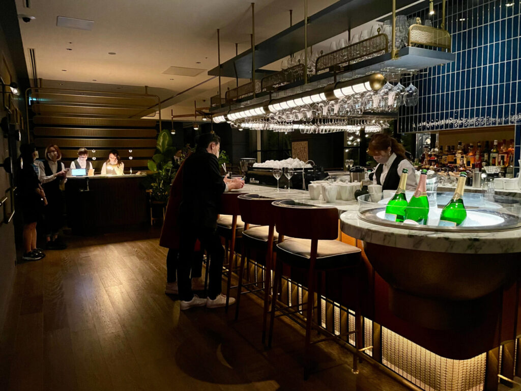 キンプトン新宿東京 DISTRICT 夜の店内3