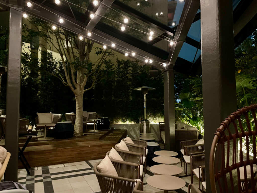 キンプトン新宿東京 DISTRICT 夜のテラス