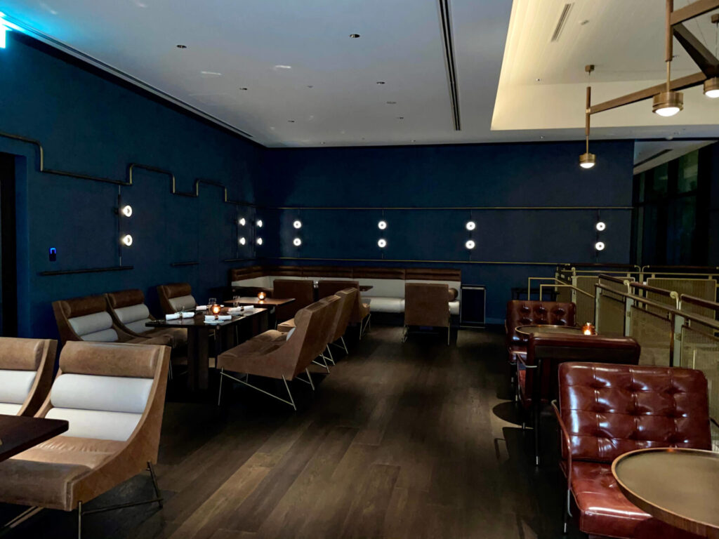 キンプトン新宿東京 DISTRICT 夜の店内4