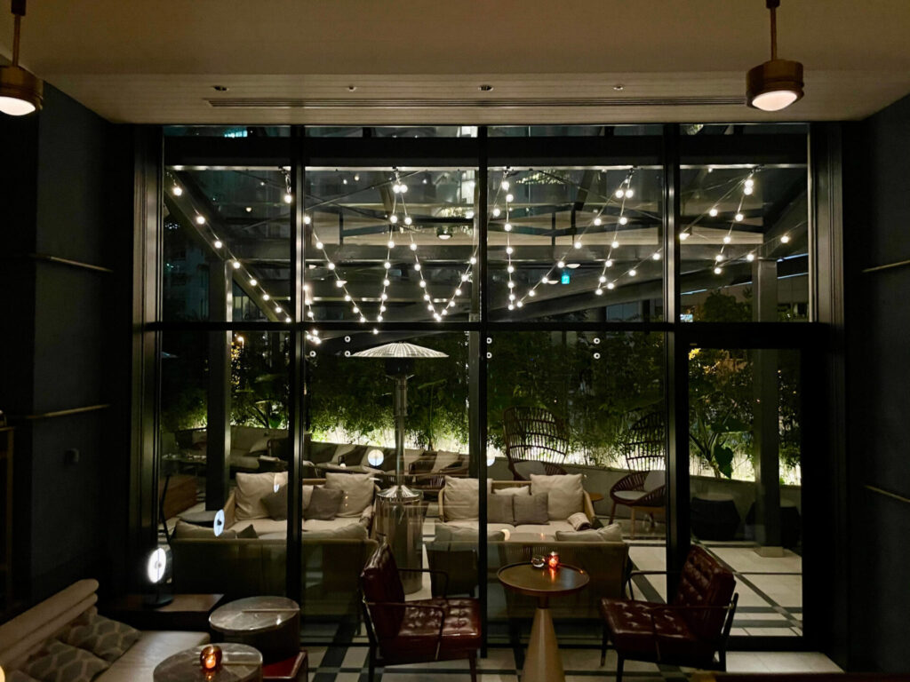 キンプトン新宿東京 DISTRICT 夜の店内5