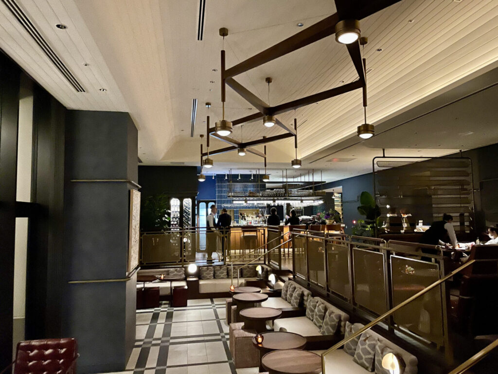 キンプトン新宿東京 DISTRICT 夜の店内6