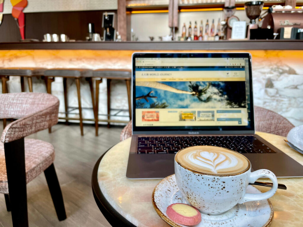 キンプトン新宿東京 The Jones カフェラテ