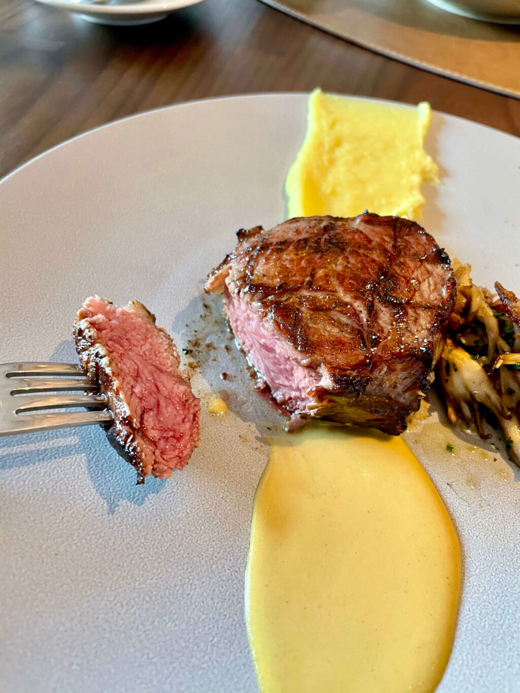 キンプトン新宿東京 DISTRICT ブランチ ステーキの断面