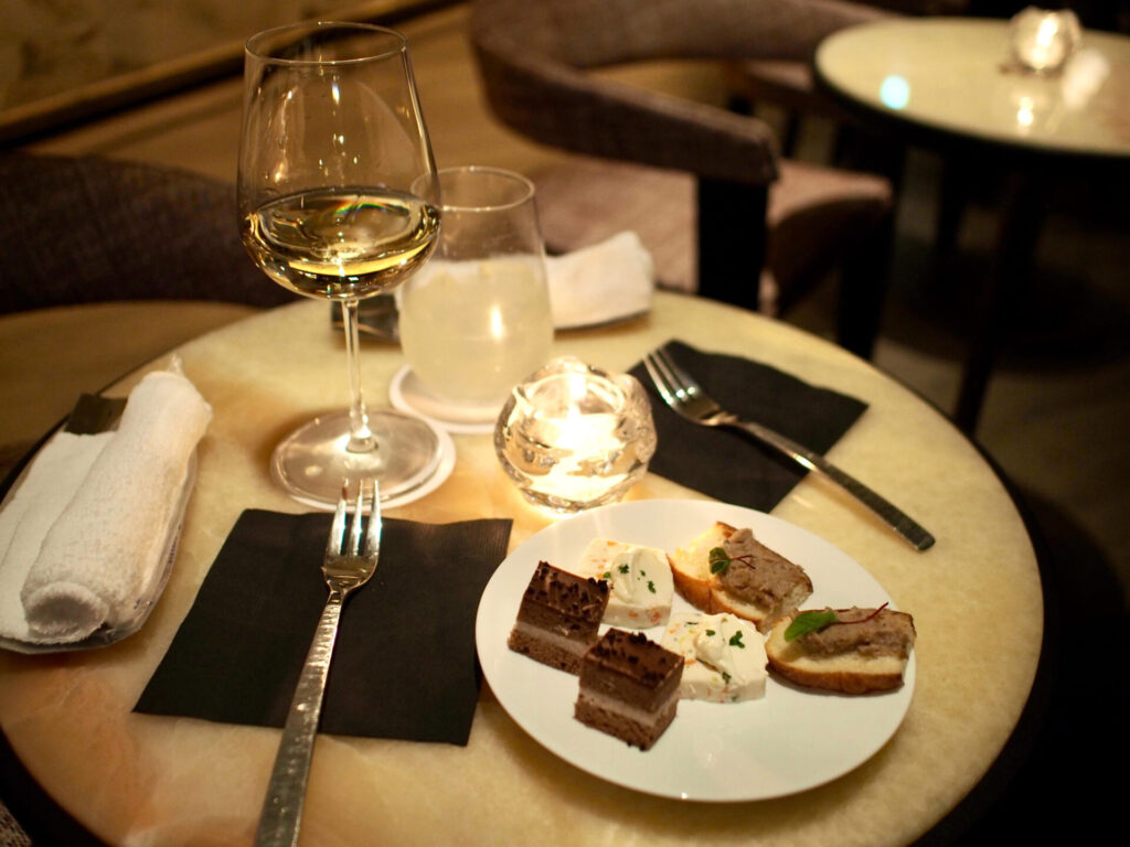 キンプトン新宿東京 The Jones 白ワインとピンチョス