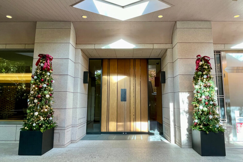 ザ・プリンス さくらタワー東京 正面玄関とクリスマスツリー