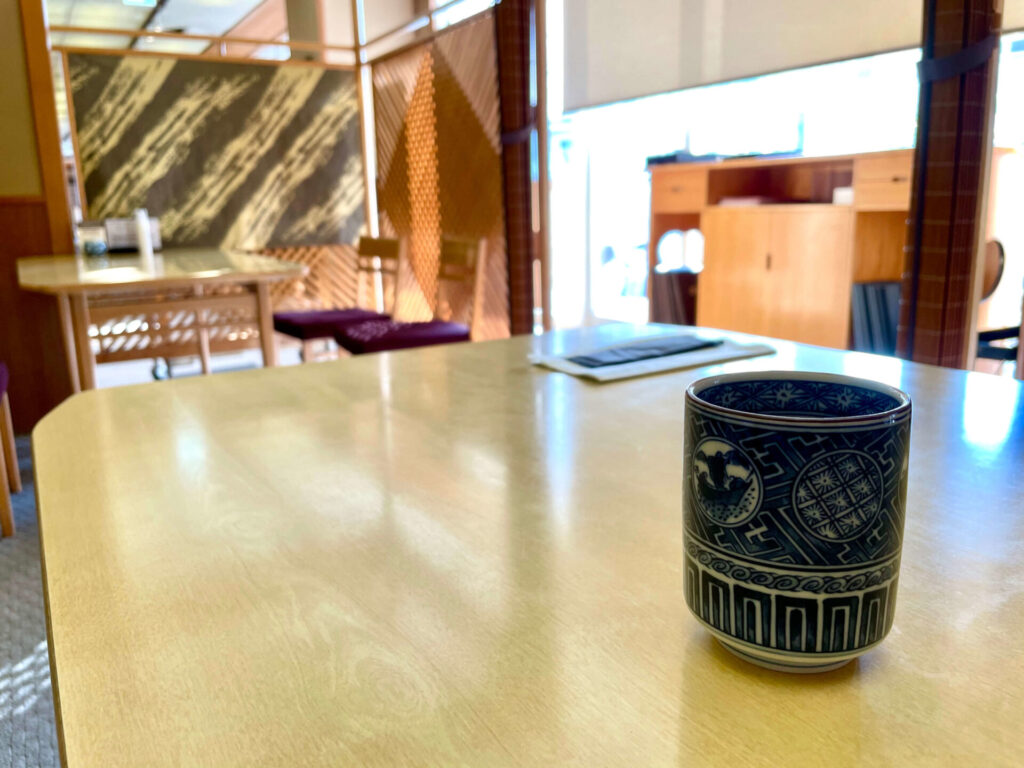 グランドプリンスホテル新高輪 和食清水のテーブルと湯呑み