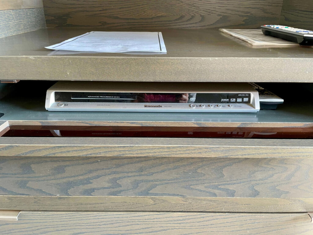 グランドプリンスホテル新高輪 クラブフロア客室のDVDプレイヤー