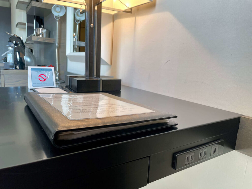 グランドプリンスホテル新高輪 クラブフロア客室のデスク周り