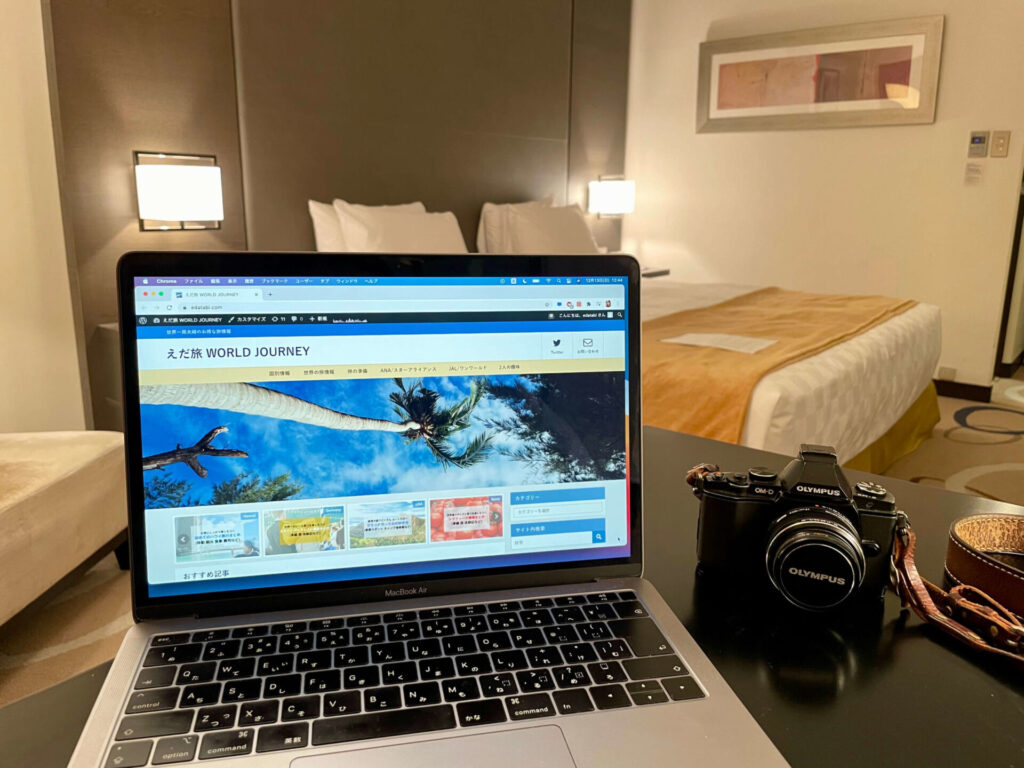 グランドプリンスホテル新高輪 クラブフロア客室のデスクで作業