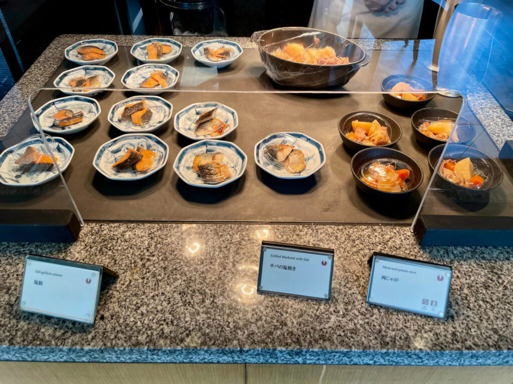 グランドプリンスホテル新高輪 ザクロの朝食ビュッフェ 焼き魚と肉じゃが