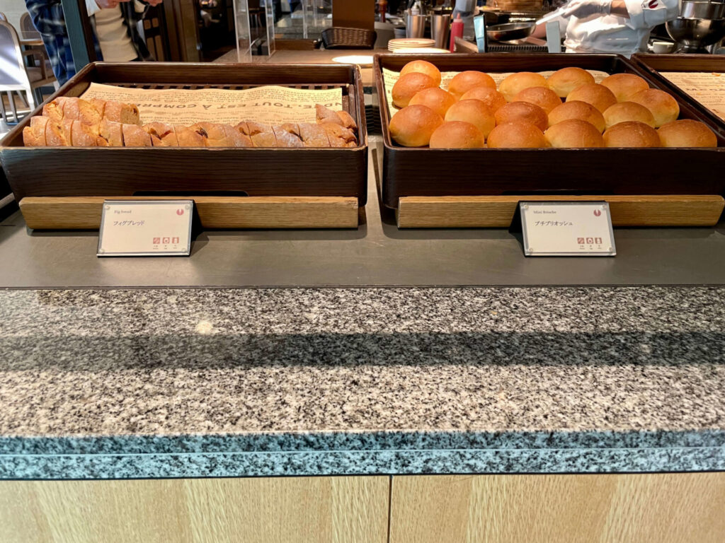 グランドプリンスホテル新高輪 ザクロの朝食ビュッフェ パン