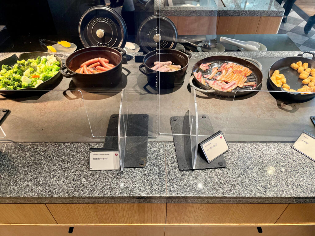 グランドプリンスホテル新高輪 ザクロの朝食ビュッフェ ソーセージとベーコーン