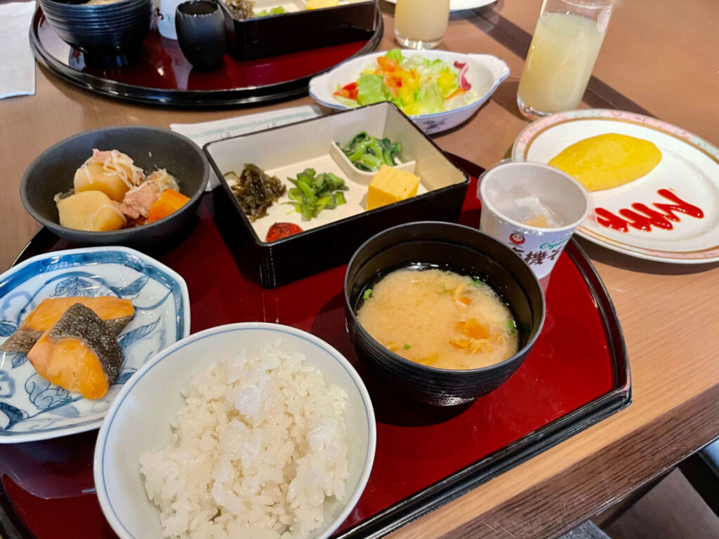 グランドプリンスホテル新高輪 ザクロの朝食ビュッフェ 和食を中心に盛り付け