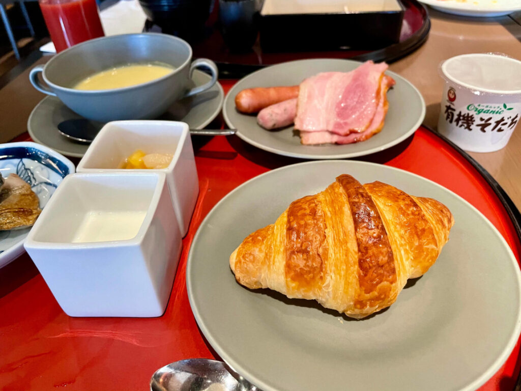 グランドプリンスホテル新高輪 ザクロの朝食ビュッフェ クロワッサン