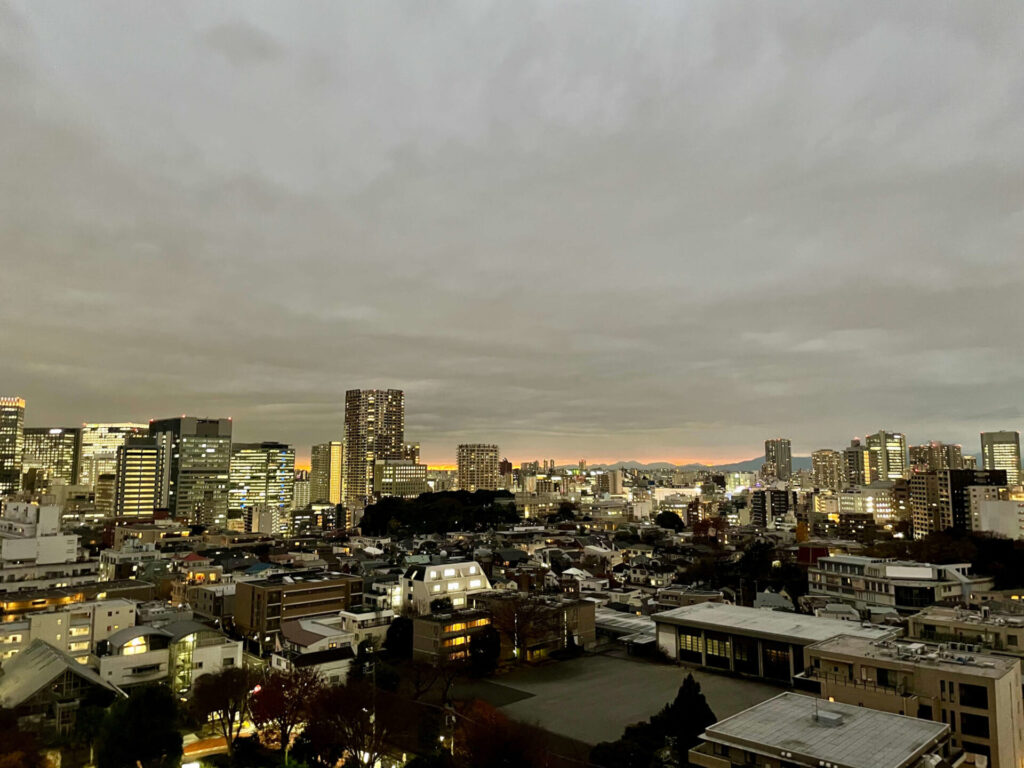 グランドプリンスホテル新高輪 クラブフロア客室の夕景