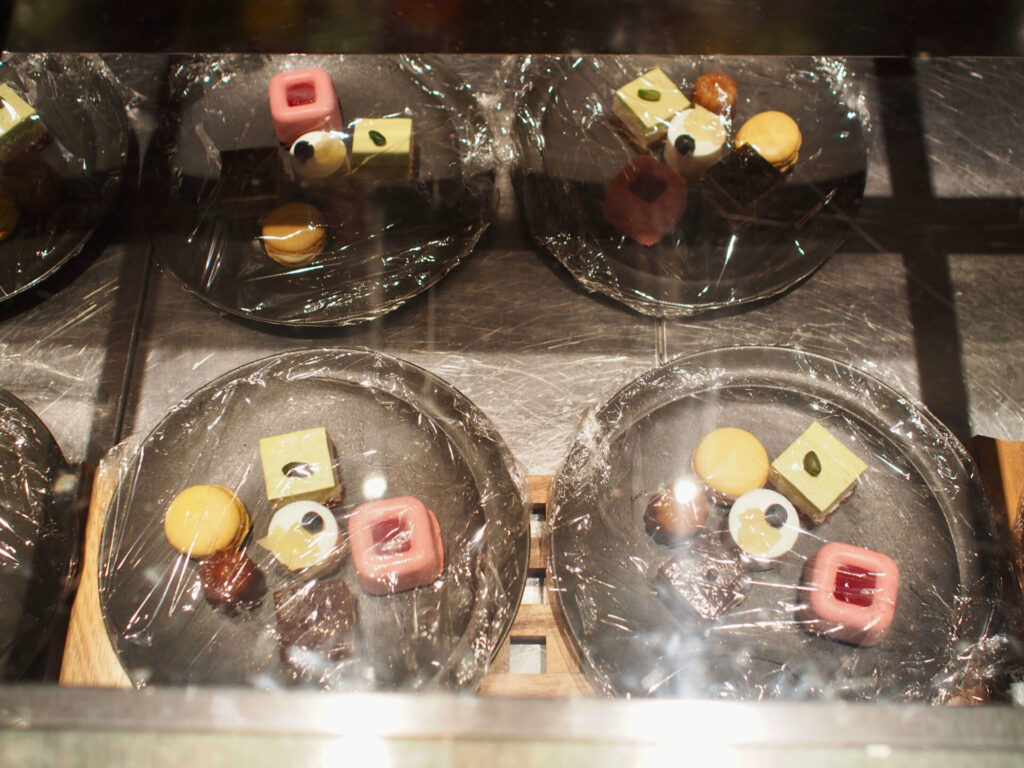 グランドプリンスホテル新高輪 クラブラウンジ ティータイム フード提供の様子