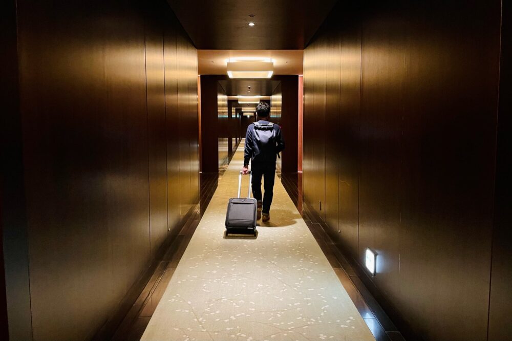 コンラッド東京 客室へ向かう様子