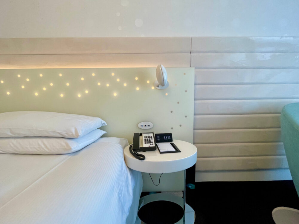 ヒルトン東京ベイ セレブリオ キングルーム ベッドサイドの電話