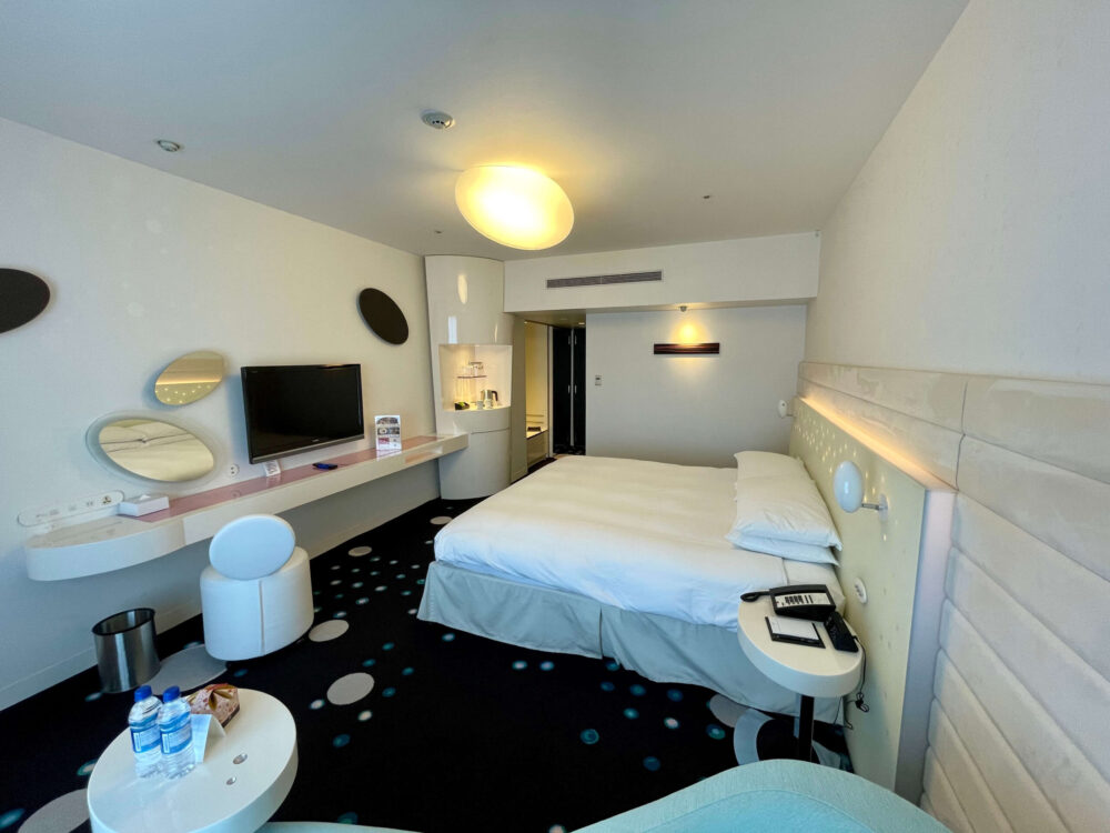 ヒルトン東京ベイ セレブリオ キングルーム 客室の全体を窓側からの眺め