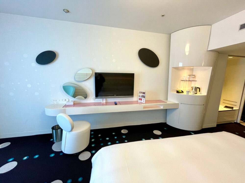 ヒルトン東京ベイ セレブリオ キングルーム テレビと机