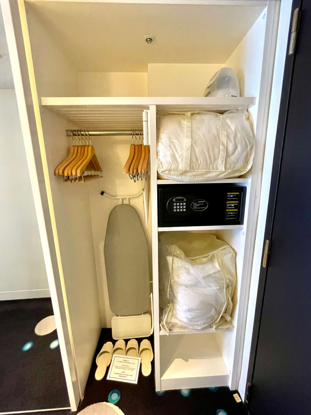 ヒルトン東京ベイ セレブリオ キングルーム スリッパ アイロン セーフティーボックス