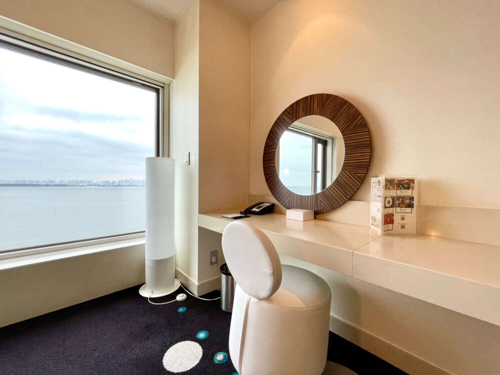 ヒルトン東京ベイ セレブリオセレクト 机と鏡