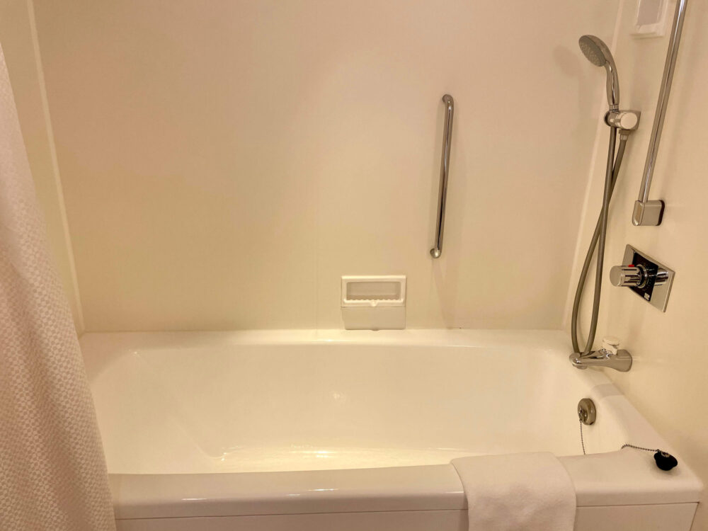 ヒルトン東京ベイ セレブリオ キングルーム 浴槽とシャワー