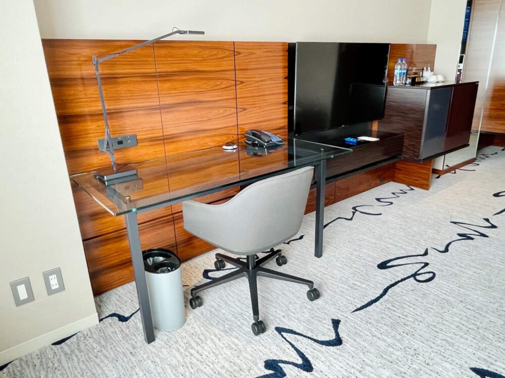 ヒルトン東京 エグゼクティブルーム テレビ/デスク