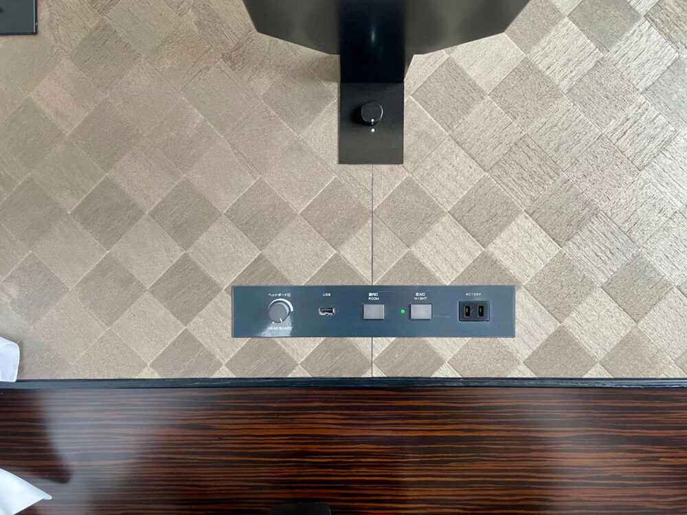 ヒルトン東京 ベッド横のコンセント