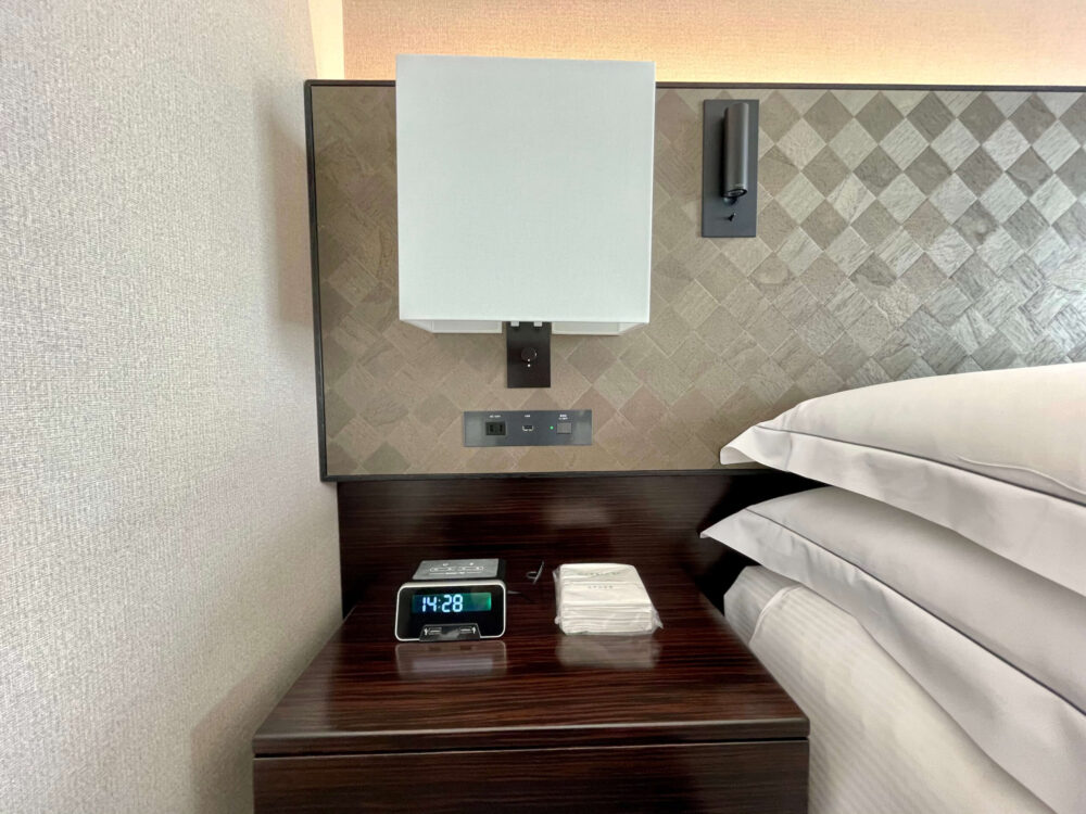 ヒルトン東京 エグゼクティブルーム 時計とティッシュ