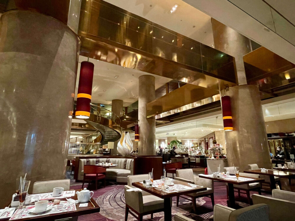 ヒルトン東京 マーブルラウンジ 螺旋階段